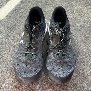 black/grey under armour tennis shoes